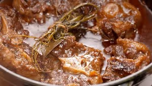 紅酒燴牛尾：口感酥爛，湯汁鮮美