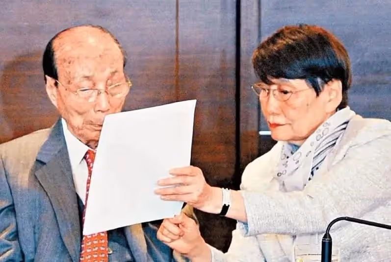 對方大27歲又已婚！她甘願「做妾室一生無兒女」苦等45年　轉正後「留下70億遺產」跟隨愛離去