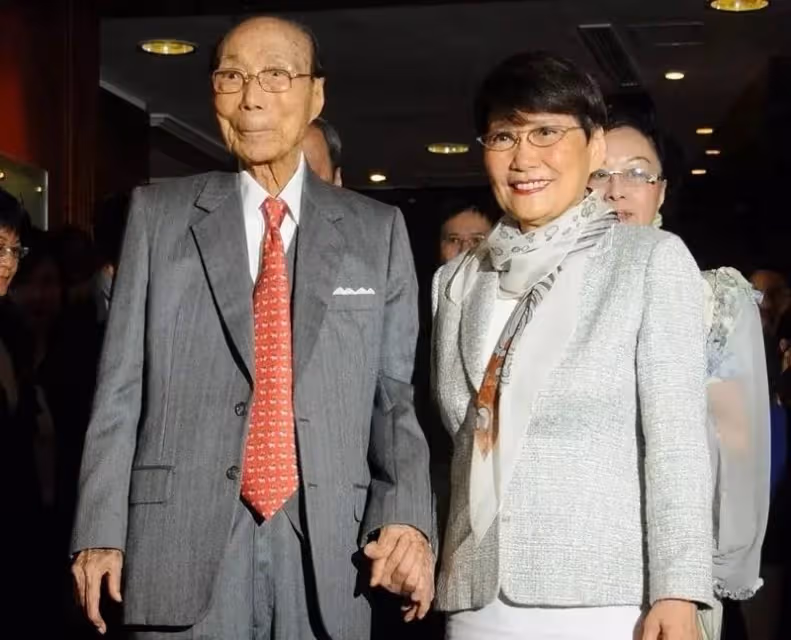對方大27歲又已婚！她甘願「做妾室一生無兒女」苦等45年　轉正後「留下70億遺產」跟隨愛離去