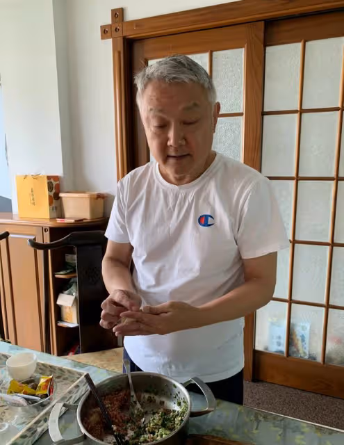 眾星為地震祈福!歐陽奮強淡定包餃子,李一桐取消直播,龔俊遭罵
