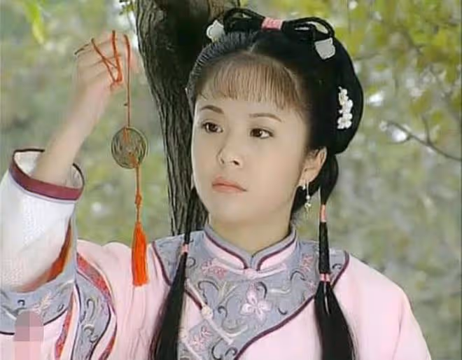 楊若兮穿古裝扮嫦娥,臉僵鼻塌被指撞臉蔡明,曾被張國立力捧12年