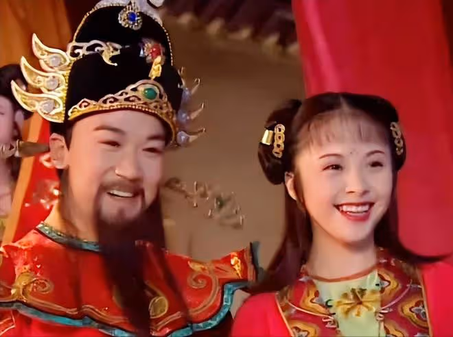 楊若兮穿古裝扮嫦娥,臉僵鼻塌被指撞臉蔡明,曾被張國立力捧12年