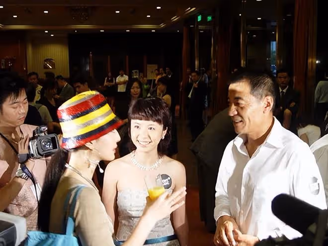 楊若兮穿古裝扮嫦娥,臉僵鼻塌被指撞臉蔡明,曾被張國立力捧12年