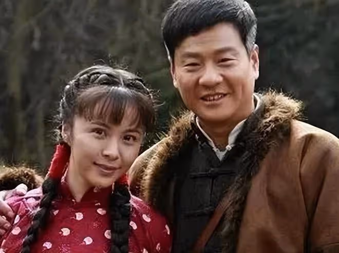 楊若兮穿古裝扮嫦娥,臉僵鼻塌被指撞臉蔡明,曾被張國立力捧12年