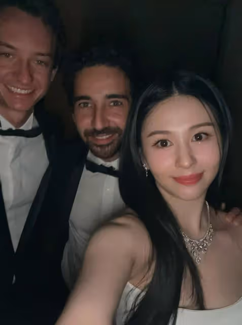 邱淑貞女兒赴韓參加晚宴,穿抹胸裙大秀身材,被男士熱情搭肩