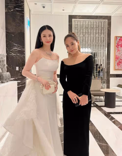 邱淑貞女兒赴韓參加晚宴,穿抹胸裙大秀身材,被男士熱情搭肩