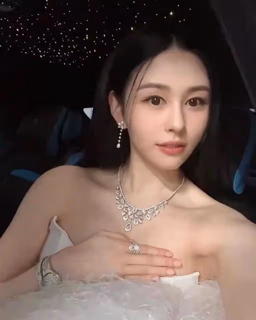 邱淑貞女兒赴韓參加晚宴,穿抹胸裙大秀身材,被男士熱情搭肩