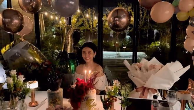邱淑貞女兒赴韓參加晚宴,穿抹胸裙大秀身材,被男士熱情搭肩