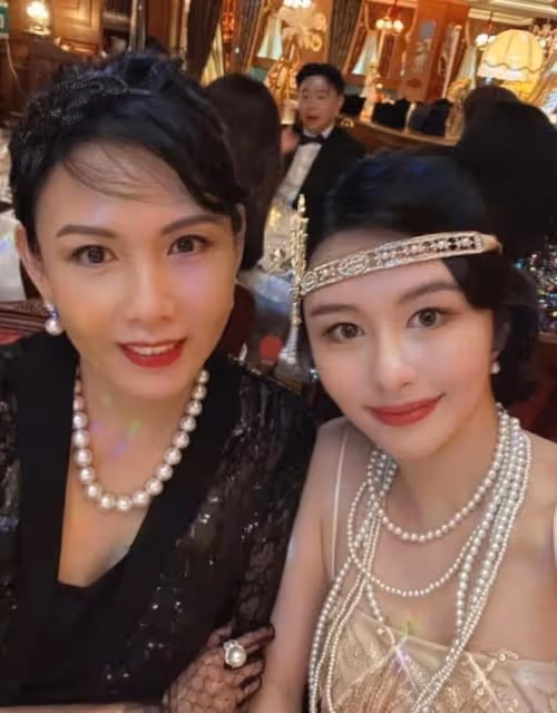 邱淑貞女兒赴韓參加晚宴,穿抹胸裙大秀身材,被男士熱情搭肩
