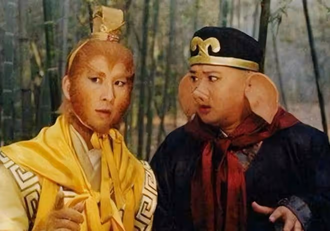 60歲港星回湖南老家放牛！手拿長竹竿笑容滿臉，喂牛吃樹葉有耐心