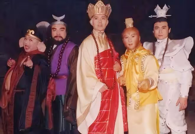 60歲港星回湖南老家放牛！手拿長竹竿笑容滿臉，喂牛吃樹葉有耐心