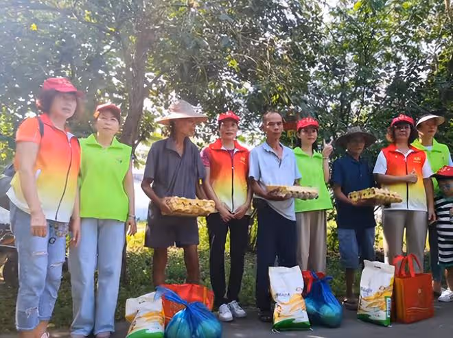 51歲港星廣東農村當志願者!給獨居老人送物資,已定居內地開果園