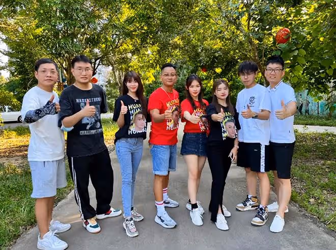51歲港星廣東農村當志願者!給獨居老人送物資,已定居內地開果園