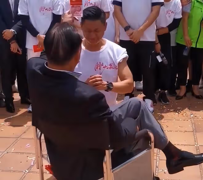 51歲港星廣東農村當志願者!給獨居老人送物資,已定居內地開果園