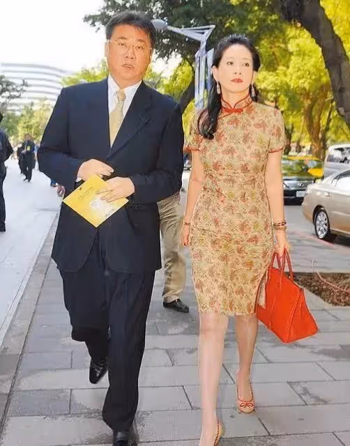 為生子做19次試管! 64歲周丹薇「遭富商背叛」患癌離婚 80歲老母親「九步一拜上山祈福」:不能再逃避了 !