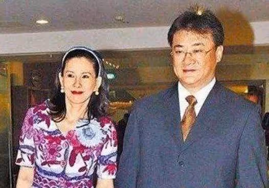 為生子做19次試管! 64歲周丹薇「遭富商背叛」患癌離婚 80歲老母親「九步一拜上山祈福」:不能再逃避了 !