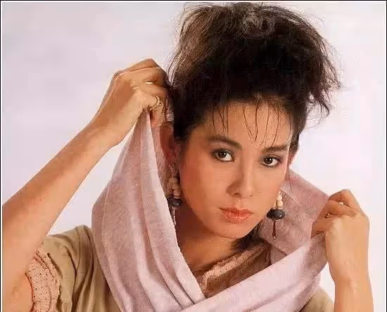 為生子做19次試管! 64歲周丹薇「遭富商背叛」患癌離婚 80歲老母親「九步一拜上山祈福」:不能再逃避了 !