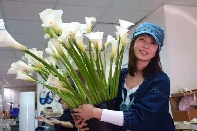 為生子做19次試管! 64歲周丹薇「遭富商背叛」患癌離婚 80歲老母親「九步一拜上山祈福」:不能再逃避了 !