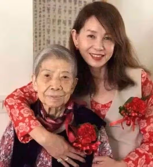 為生子做19次試管! 64歲周丹薇「遭富商背叛」患癌離婚 80歲老母親「九步一拜上山祈福」:不能再逃避了 !