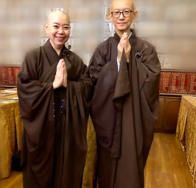 歌手賴冰霞削髪為尼後,前夫也進行了剃度儀式,夫妻變成師姐弟