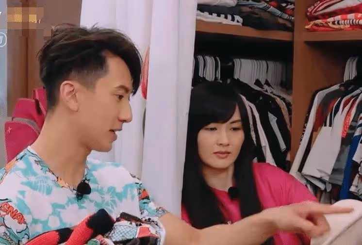 吳尊要林麗瑩穿吊帶!她的反應太矜持,竟然要加「外套」,網友驚呼:難怪吳尊那麼寵她
