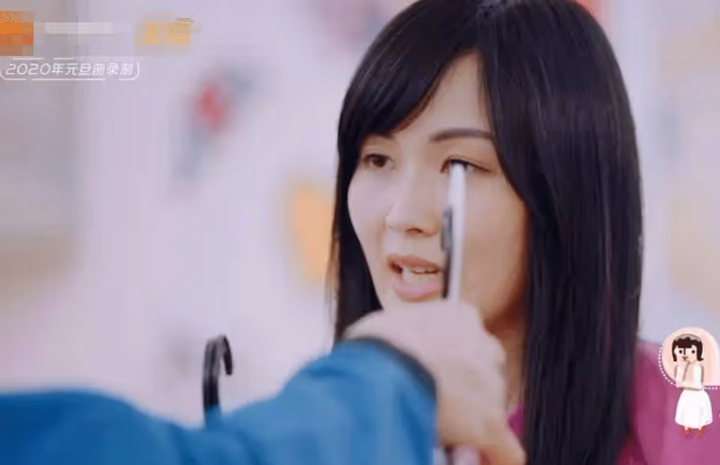 吳尊要林麗瑩穿吊帶!她的反應太矜持,竟然要加「外套」,網友驚呼:難怪吳尊那麼寵她