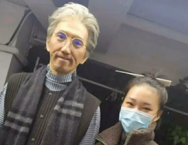 女歌迷曬與林志炫合影照,滿頭白髮滿臉皺紋,身體狀況讓人擔憂,網友:一副滄桑模樣