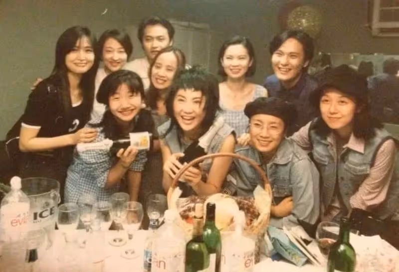 美聲成絕響!藍心湄突PO舊照「一堆大咖明星」勾回憶 網卻嘆「她26歲就走了」出意外走了