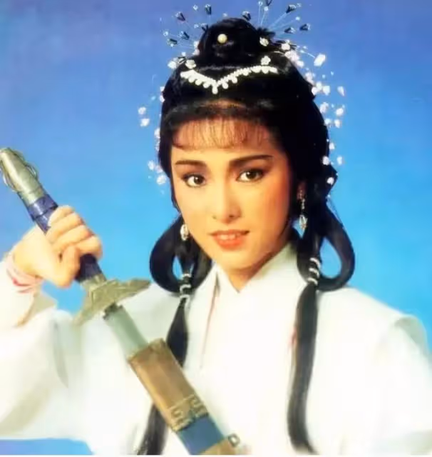 關了美顏拿掉假髮,米雪就是真實老人, 身材幹瘦皮膚鬆弛,網友:夠真實