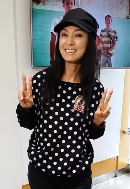 關了美顏拿掉假髮,米雪就是真實老人, 身材幹瘦皮膚鬆弛,網友:夠真實