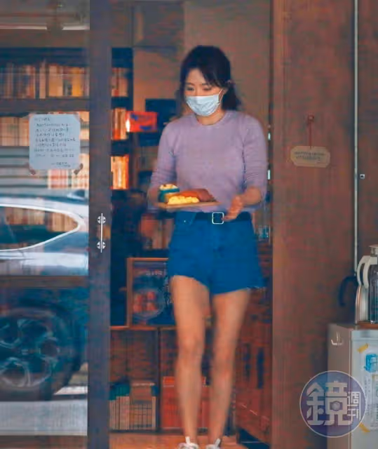 與經紀公司解約！謝忻咖啡廳當「打工小妹」無人認出 親自送餐「開店4小時」未坐下休息