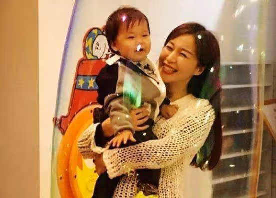 娛樂圈的隱藏「太子爺」，已默默結婚10年，老婆原來是熟悉的她