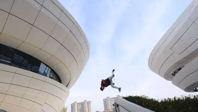 跑酷達人馮四方的十年，從200斤胖子逆襲八塊腹肌男神