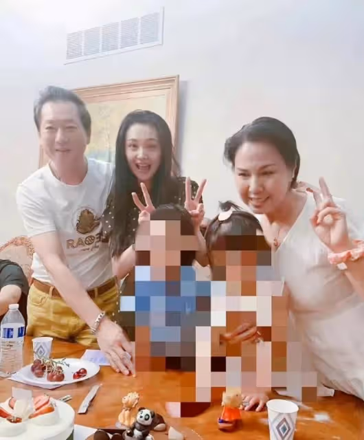 鄭爽當媽後與兒女合影首曝光 倆孩子長大