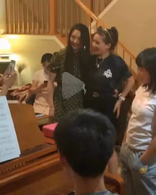 鄭爽當媽後與兒女合影首曝光 倆孩子長大