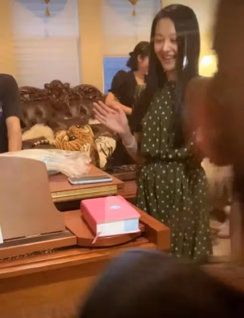 鄭爽當媽後與兒女合影首曝光 倆孩子長大