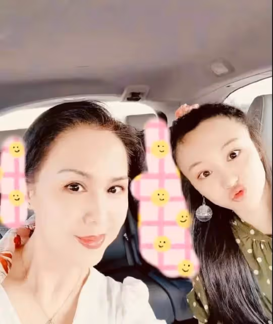 鄭爽當媽後與兒女合影首曝光 倆孩子長大