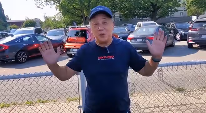 老戲骨夏雨移民加拿大，當網紅介紹當地風光，街頭不戴口罩拍視頻