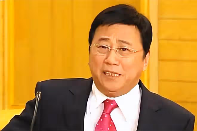 老戲骨夏雨移民加拿大，當網紅介紹當地風光，街頭不戴口罩拍視頻