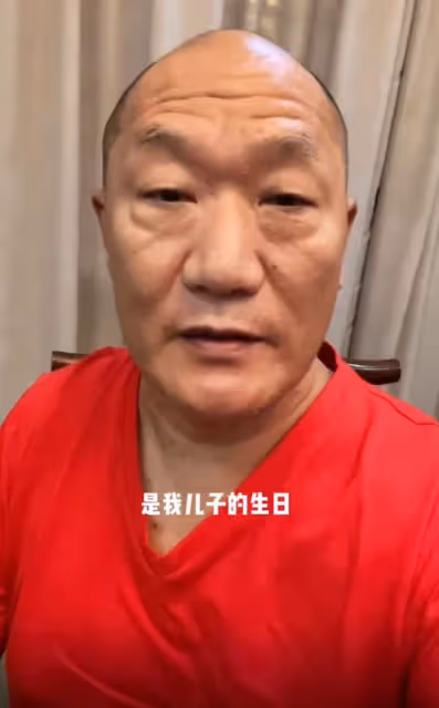 謝東為4歲兒子慶生，父子差55歲像爺孫，小22歲嬌妻戴翡翠很搶鏡