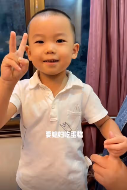 謝東為4歲兒子慶生，父子差55歲像爺孫，小22歲嬌妻戴翡翠很搶鏡