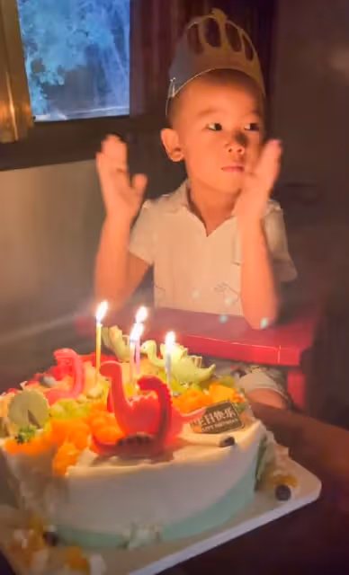 謝東為4歲兒子慶生，父子差55歲像爺孫，小22歲嬌妻戴翡翠很搶鏡