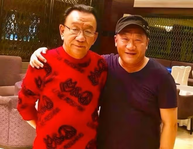 謝東為4歲兒子慶生,父子差55歲像爺孫,小22歲嬌妻戴翡翠很搶鏡