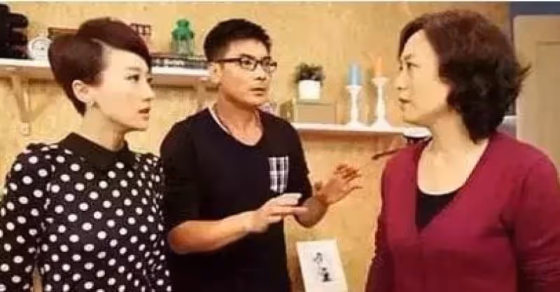 婆婆在大兒媳家養老5年，每月小叔準時報到，兒媳怒：先把帳結了