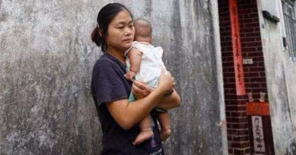 出差回家婆婆攔著不讓她進門,闖進去竟看到丈夫抱著一個女人!當她準備離婚的時,丈夫卻說出這樣的話