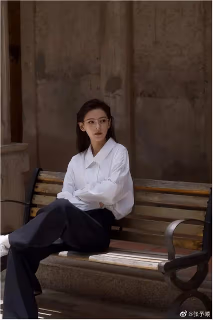 張予曦不裝了?這次換上了西裝白襯衫,帥成國民老公