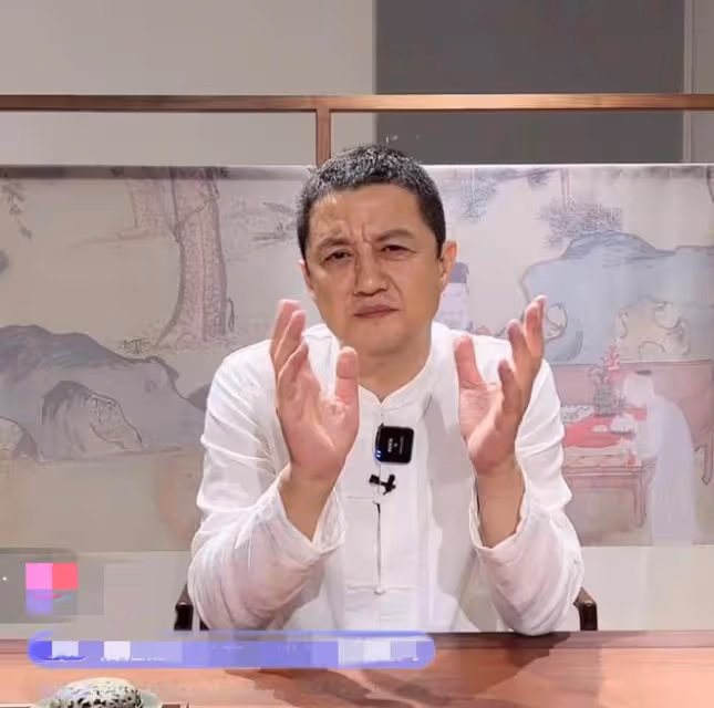 50歲李亞鵬直播顯憔悴,眼袋突出老態明顯,網友要求關閉打賞