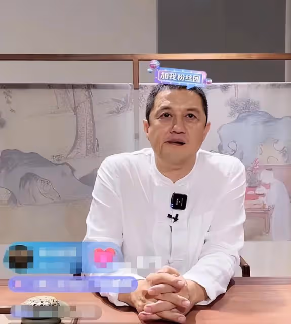 50歲李亞鵬直播顯憔悴，眼袋突出老態明顯，網友要求關閉打賞