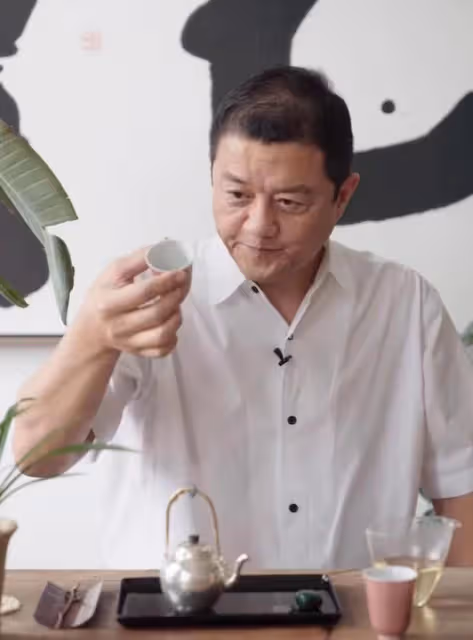 50歲李亞鵬直播顯憔悴，眼袋突出老態明顯，網友要求關閉打賞