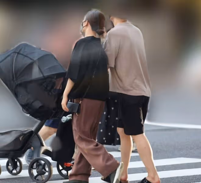 石原里美一家三口首曝光,挽手丈夫似熱戀少女,男方高大帥氣!